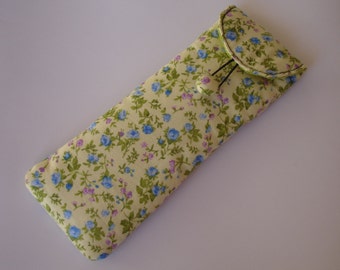 Etui stylos en tissu fleuri sur fond jaune