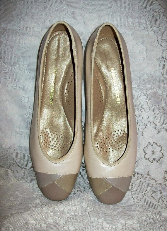 Vintage Ladies Tan & Cream Leather Spectator Pumps by