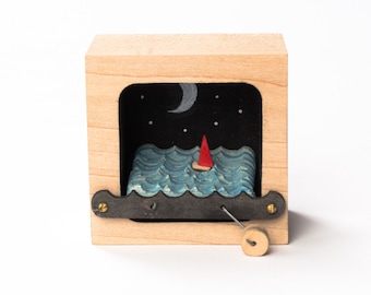 Kinetische houten zeilboot sculptuur met nachtelijke hemel