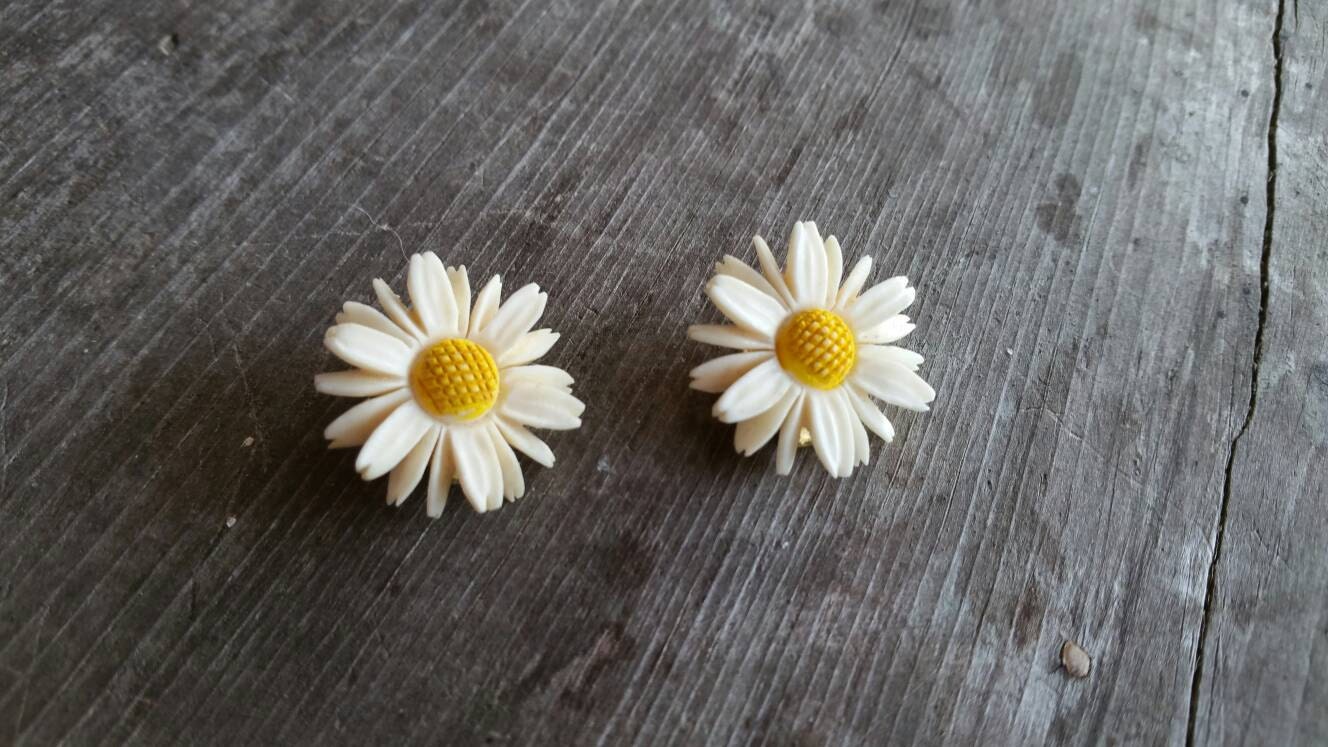 Vintage Plastic Daisy Clip On Earrings