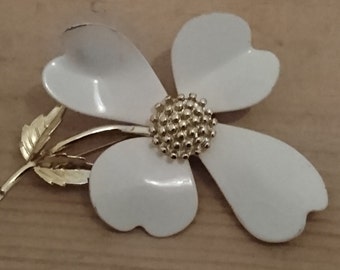 Vintage white flower Sarah Coventry brooch