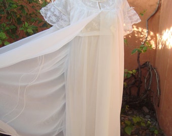 Vintage 1960s Dressmaker Designed by Radcliffe White Chiffon Nightgown Peignoir Set Size 32