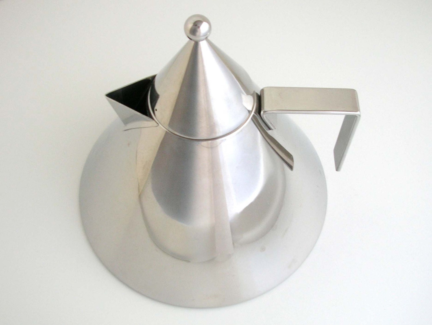 Alessi 'Il Conico' water kettle teapot iconic