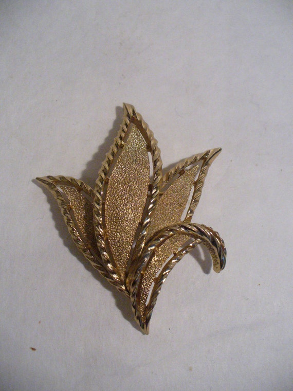 Crown Trifari Leaf Brooch55