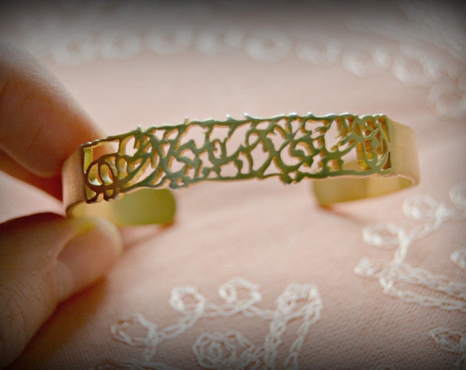 customized arabic calligraphy bangle, made of sterling silver gold plated, engrave your favorite quote or precioc names.
