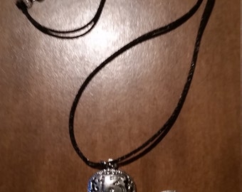 Skull pendant necklace with engraved details