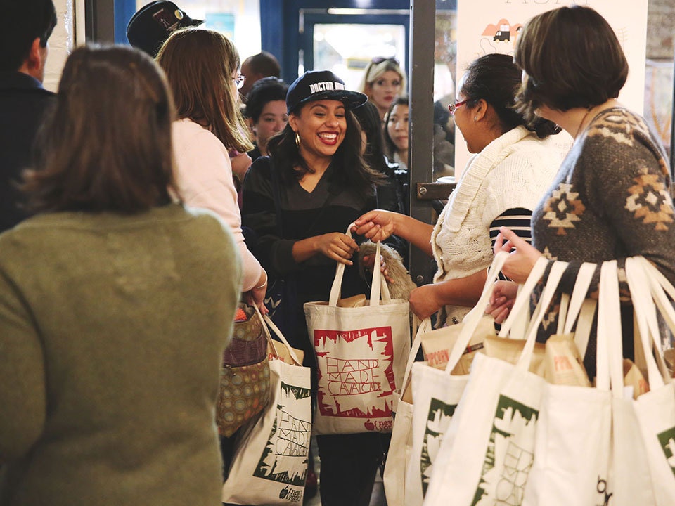 Des vendeurs Etsy au marché artisanal Handmade Cavalcade