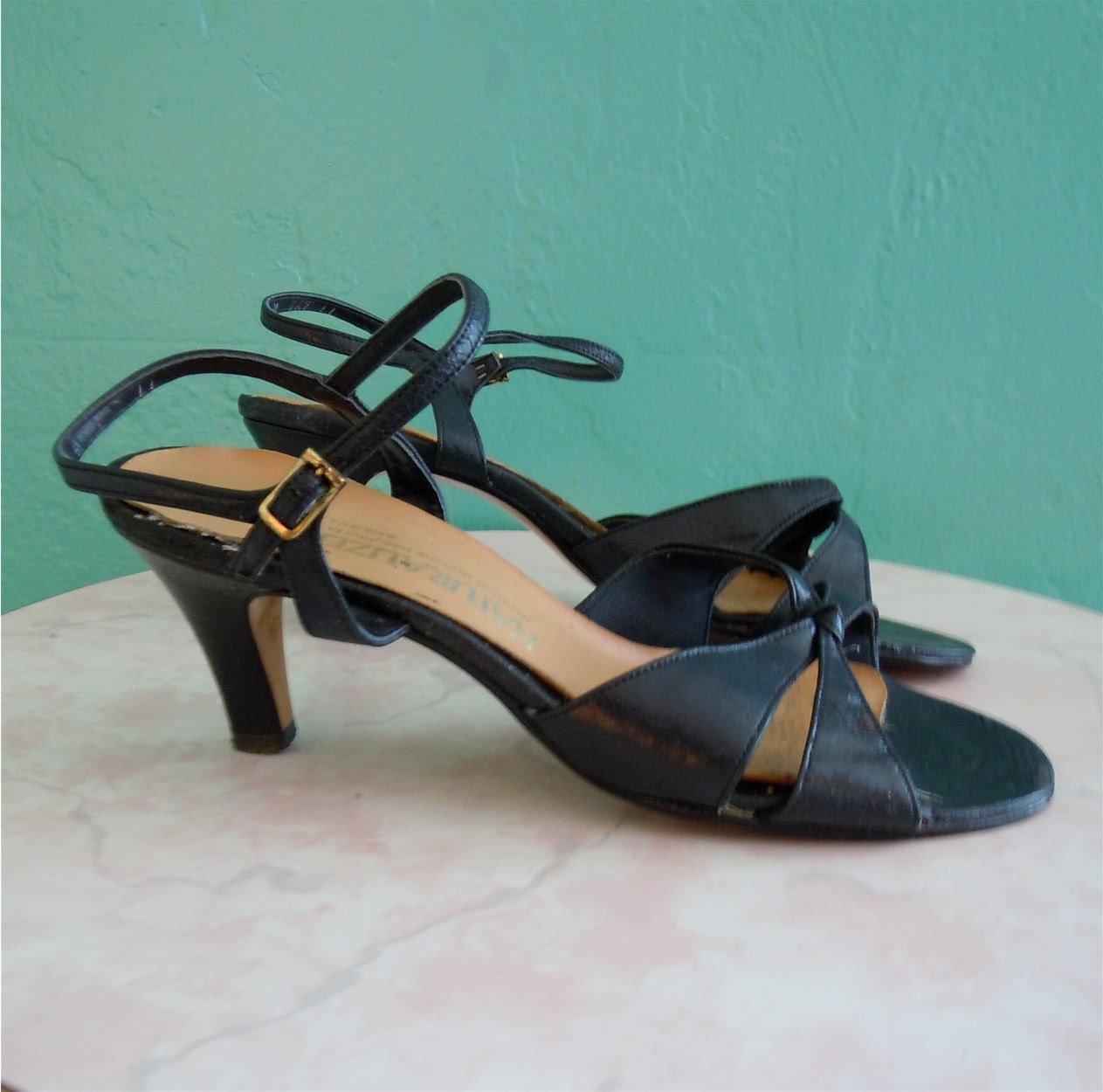 80's navy strappy sandals // leather open toe low heel