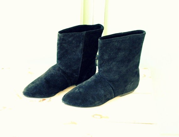 1980s BLACK SUEDE Boots..size 6 womens..new vintage. ankle