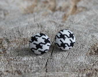 Bouton en tissu pied de poule noir et blanc // Black and white houndstooth fabric cover earrings (BO-473)