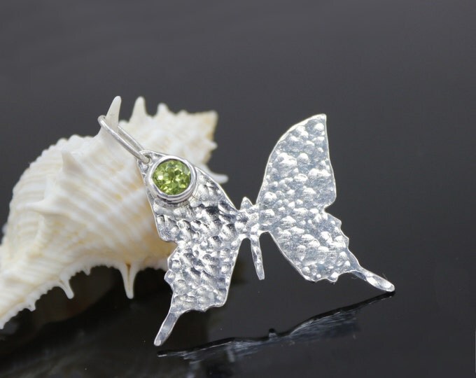 Butterfly Pendant Sterling Silver Butterfly Necklace Peridot Simple Everyday Necklace Butterfly Gift Animal Necklace Papillon Farfalla