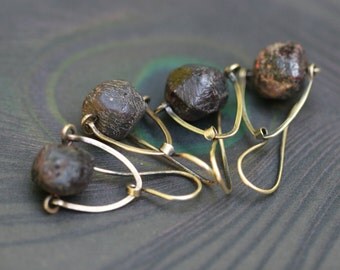 Rustic . Raw Garnet stone earrings n.10 - solid brass . raw Garnet stone . oxidized brass . rustic jewelry . organic jewelry earthy earrings