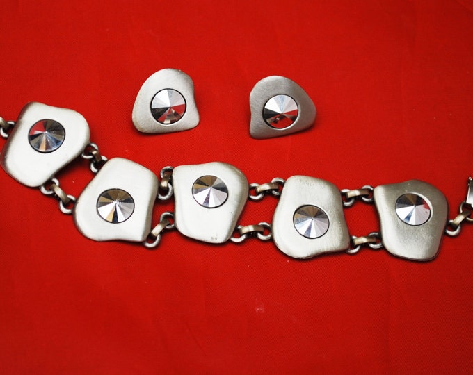 Celebrity Link Bracelet with a gun Metal silver tone modern design and matching clip on earrings