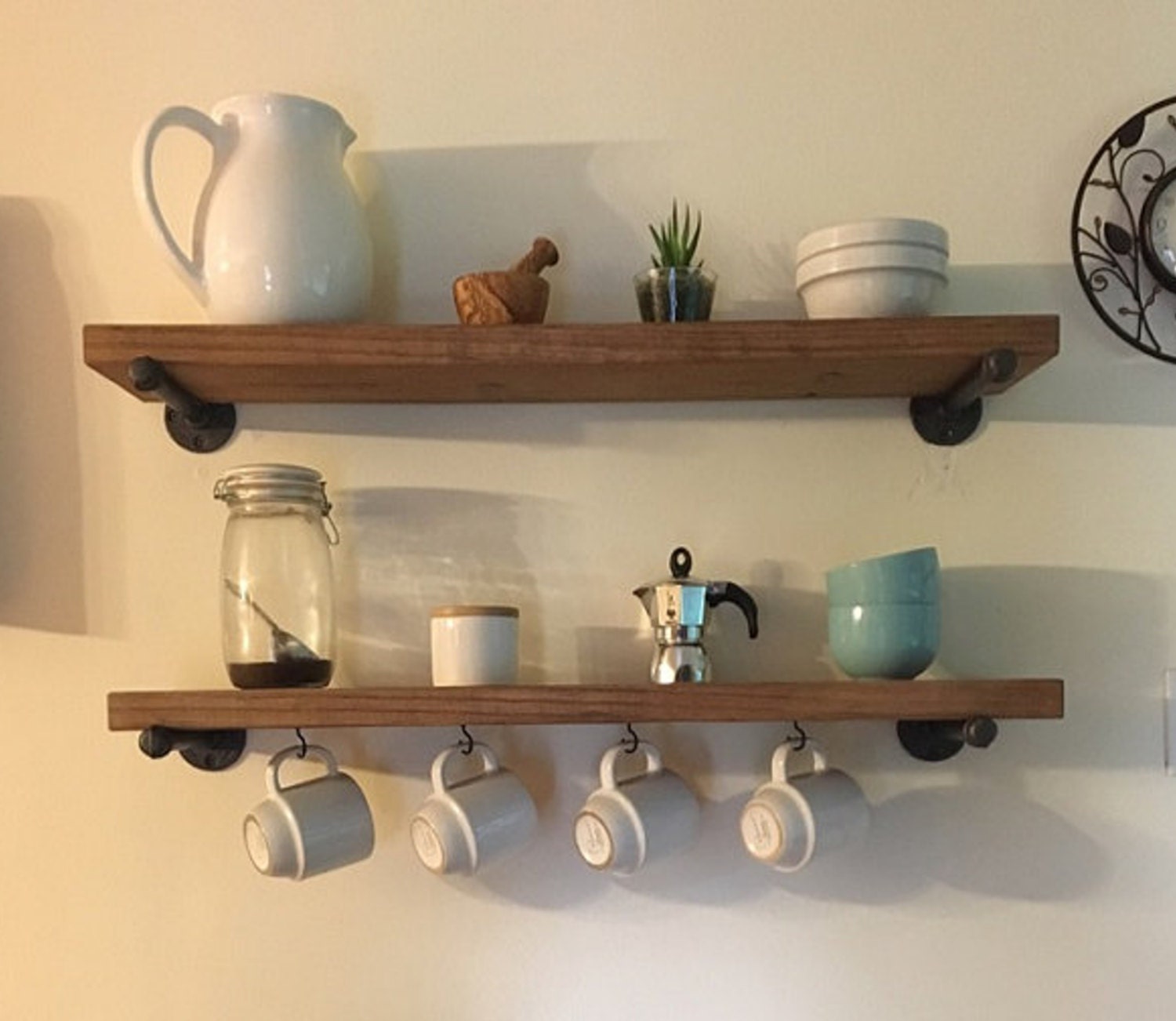 Coffee shelves. Кухонная полка для кухни из труб и дерева. Деревянная полочка с подвесными кружками на стене. Полочка с подвесными кружками на стене. Угловая полка на кухню навесная для кружек кофе.