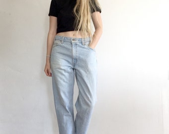 90's Vintage Levis 550 Mom Jeans, High Waisted, Light Wash Denim, Size 33
