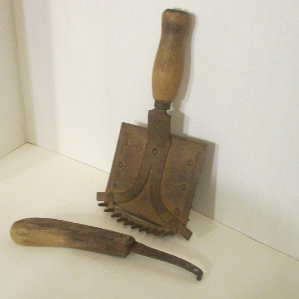 Horse Curry Comb with Wood HandleANTIQUE AND ANTIQUE