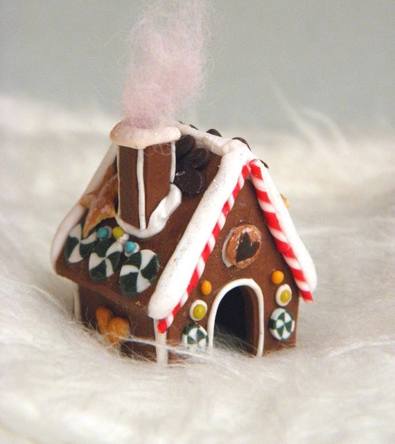 Gingerbread House ready for the Christmas table - How to Decorate Your Dollhouse For Christmas in 1:12 Scale - Divine Miniatures