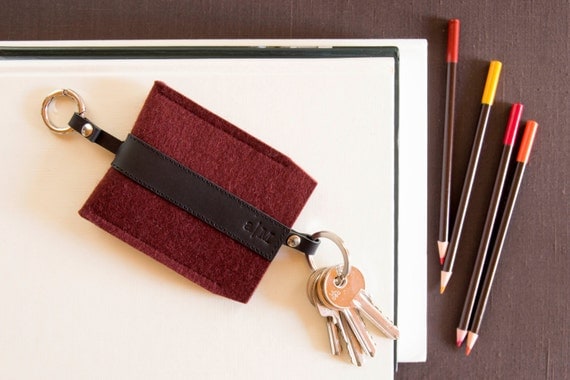 Felt and leather KEY HOLDER, key case, maroon and black, burgundy, wool felt, handmade, made in Italy