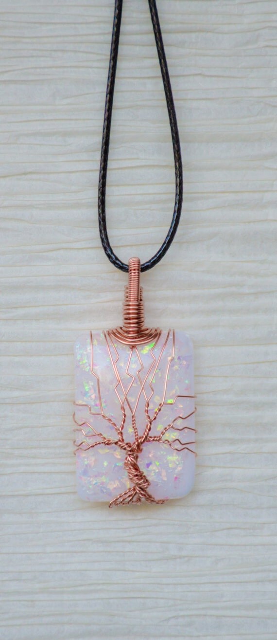 Fil enroulé opale simulé collier avec pendentif arbre de vie