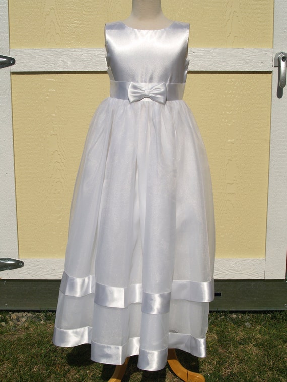 White flower Girl Dress Size 7 full lengthSatin