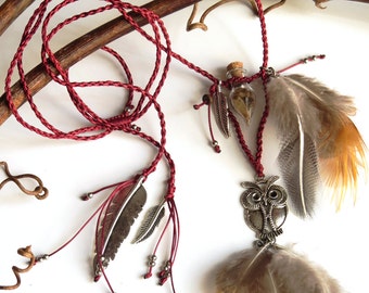Magic Wisdom Owl Burgundy macrame Necklace with natural feathers - Collier macramé bordeau hibou magique avec plumes naturelles