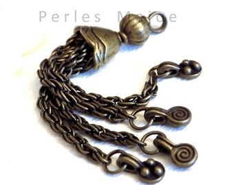 Pompon décoré avec breloques couleur bronze