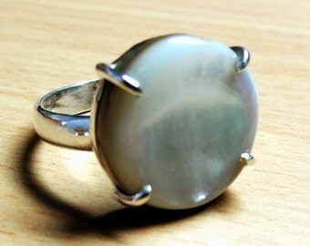 A Beautiful Mother Of Pearl Round Shape 925 Sterling Silver Handmade Ring
