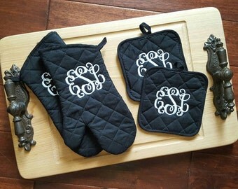 Personalized kitchen set. 2 oven mitts and 2 pot holders monogrammed.
