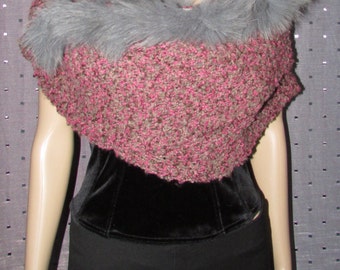 Superbe châle ou foulard en laine tricotée et garni de fourrure de renard grise\Superbe knitting wool shawl or scarf with grey fox fur trim