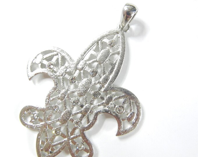 Bright Silver-tone Lattice Fleur de Lis Pendant with Rhinestone Accents