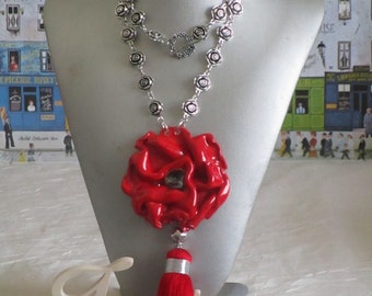 RESERVE - Collier plastron pendentif "Pendentif moderne avec un pompon"