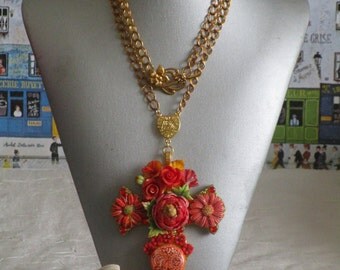 Collier pendentif "série de grandes croix fleuries "