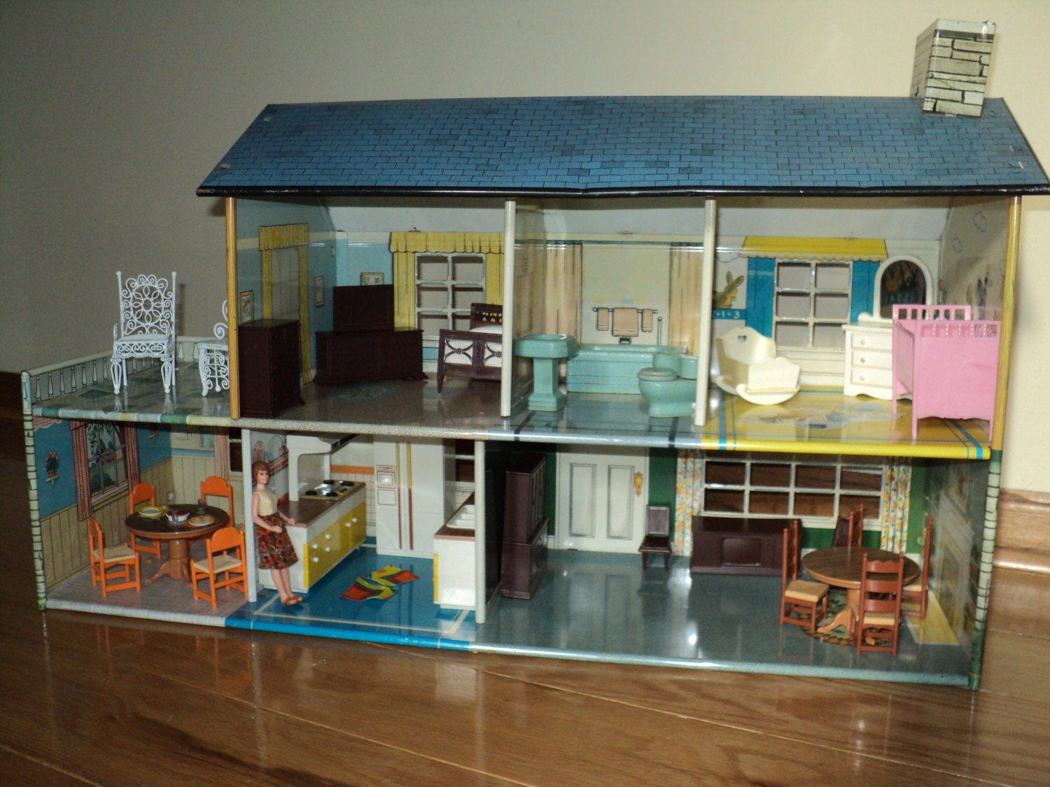 Vintage Metal Dollhouse in Very Good Condition with dollhouse