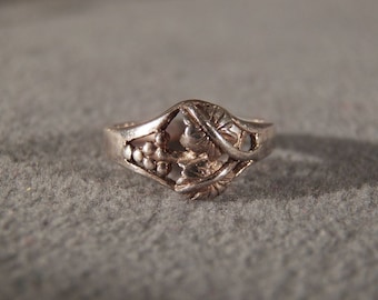Vintage Sterling Silver Ring with Grapes and Leaves Designs, Size 6 **RL