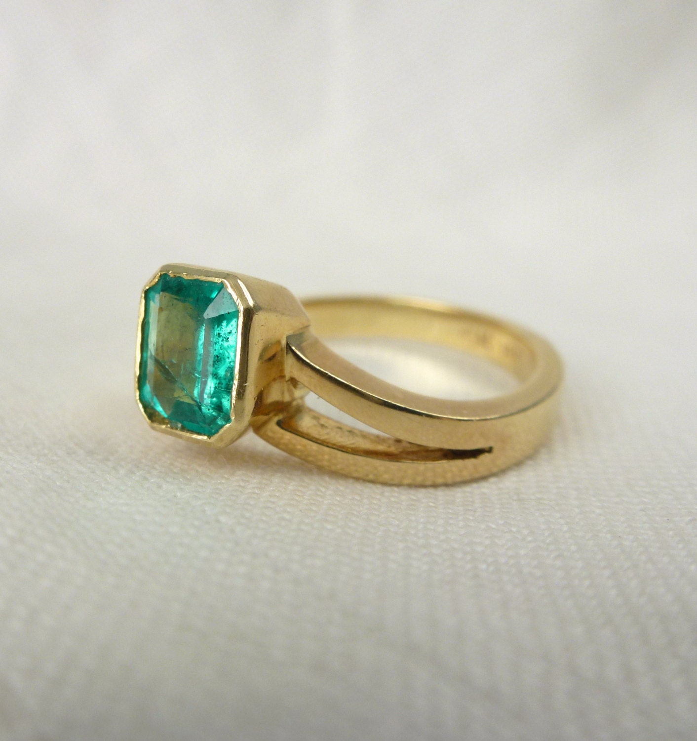 A Bright Natural Emerald in an 18kt Yellow Gold Unique