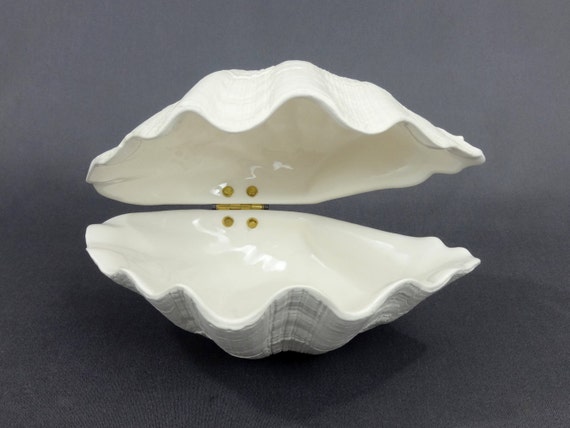 Ceramic Hinged Clam Shell in White 5 3/4. Ceramics