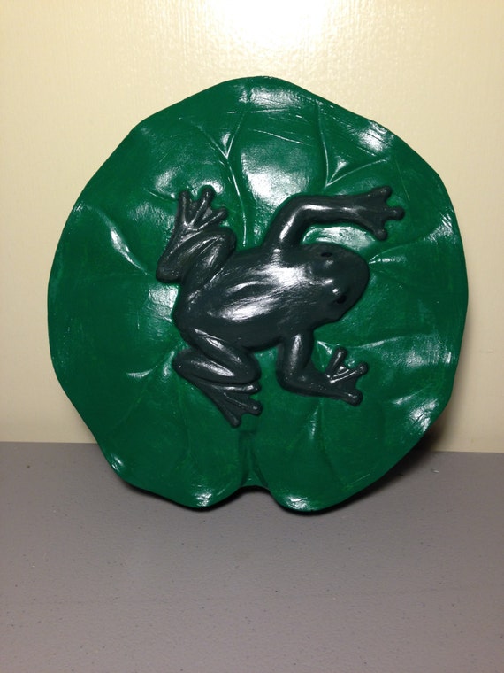 Rustic Cast Iron Frog Stepping Stone Garden Accent Metal Yard Decor Amphibian Vintage Frog Paperweight Figurine