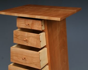 Schuintoelopende chest of drawers