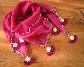 triangular cotton scarf with crochet fans, viplet white