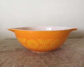 Fabulous Vintage Pyrex "DAISY" pattern 4 quart Cinderella Mixing Bowl. My vintage home / Vintage decor