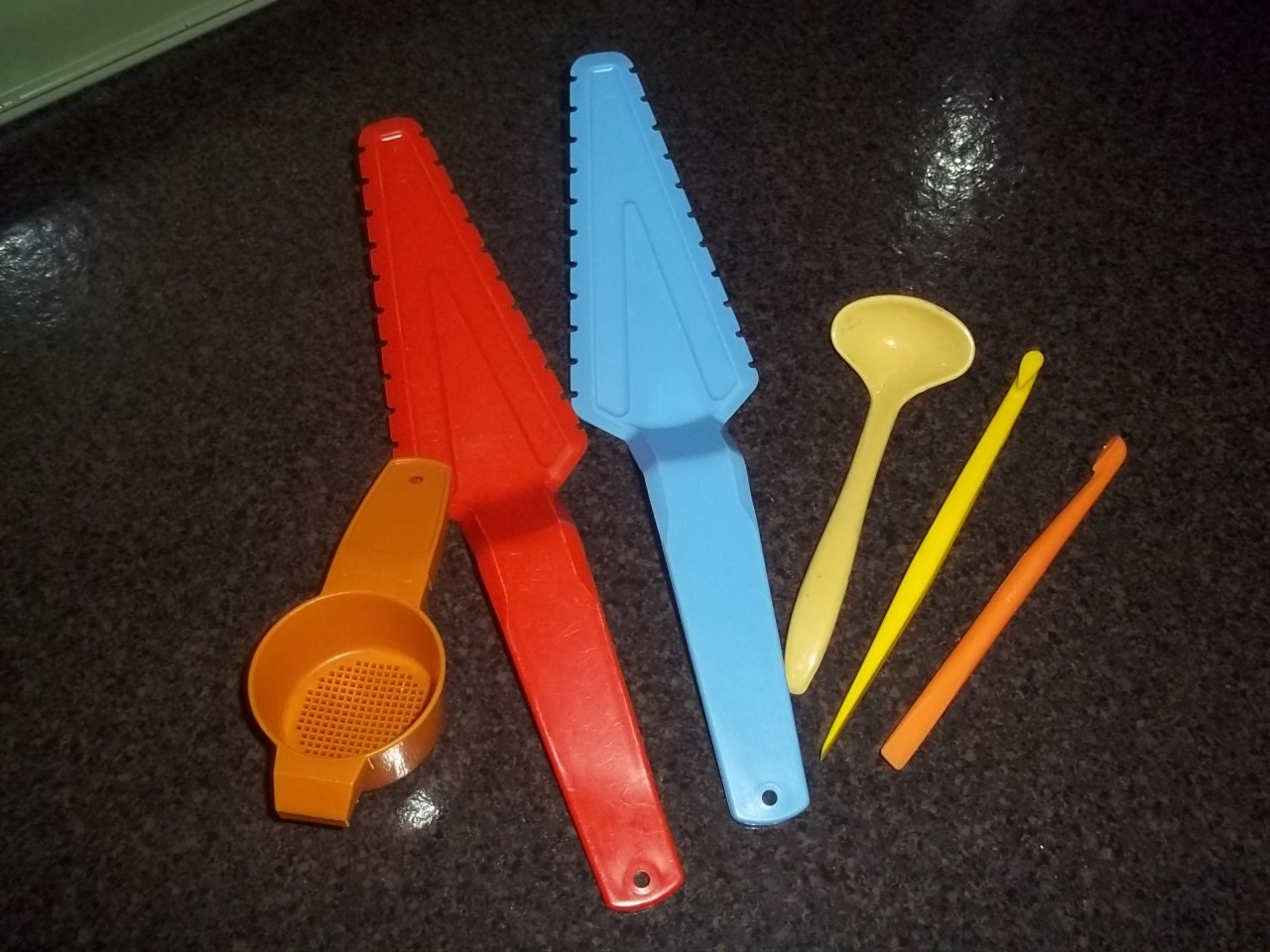 Tupperware Vintage Utensils Pie Turner Strainer Spatulas