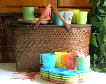 Redmon Woven Picnic Basket Metal Handle Food Hamper Pie Shelf Plastic and Picnic Wares