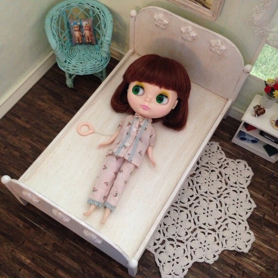 WeiÃe holz puppe bett playscale barbie bett von gooddollybygolly