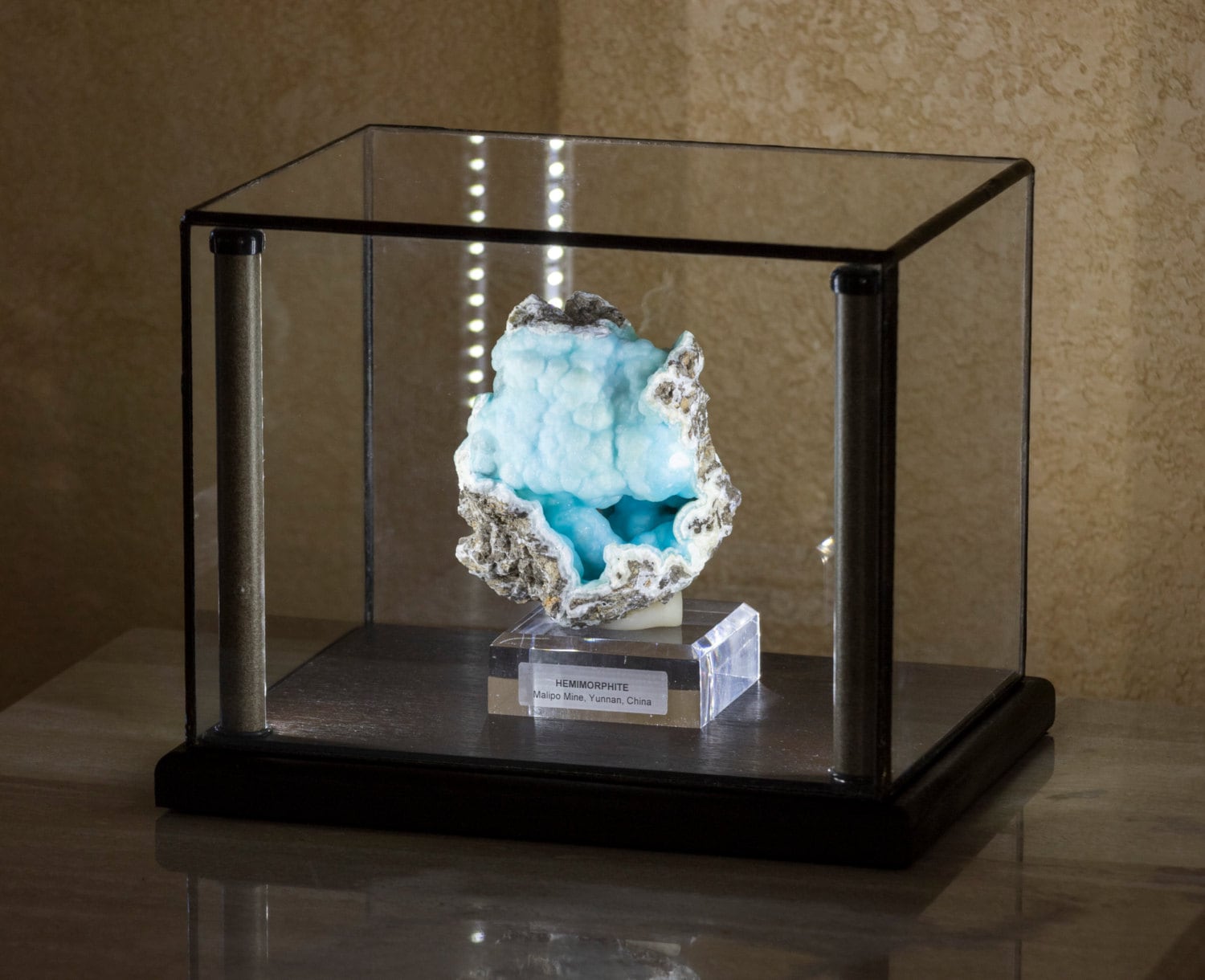 8x6x6 Lighted Display Case. Museum quality with glass