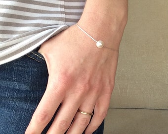 Dainty pearl bracelet Custom color single floating pearl Bridesmaid bracelet Sterling silver chain White pearl Ivory pearl Pearl solitaire