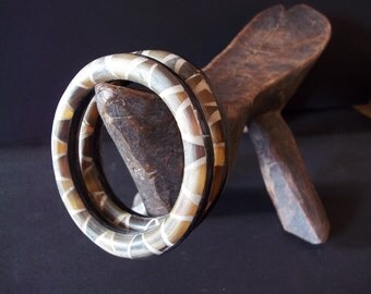2 Handmade HORN bangles. Geometric design. Antique market find. Ethnic, handmade, statement. bijoux ethnique. Iris designer