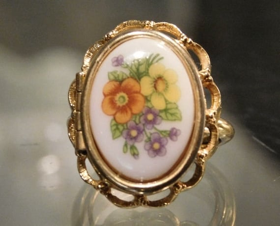 Vintage AVON French Flowers Ring Avon Locket Ring 1970s Poison Ring Pillbox Ring Retro Collecible Avon Cotume Jewelry Spring Adjustable