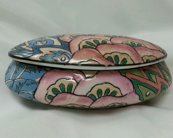 Beautiful Vintage Chinese Porcelain Trinket Box. Mark on Bottom.