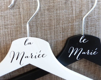 Cintre mariage . Lot de deux cintres pour mariage. Cadeau mariage pas cher. Wedding gift