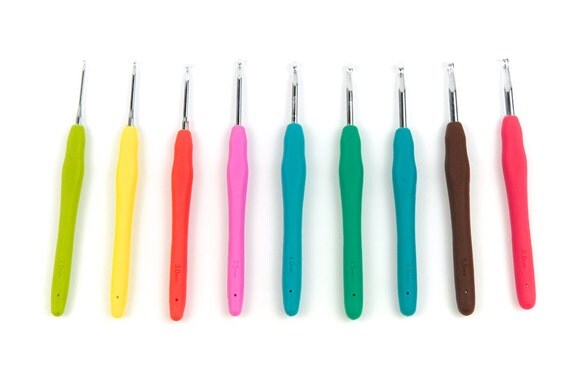 SALE Set of 9 Aluminum Crochet Hooks with Plastic Handles